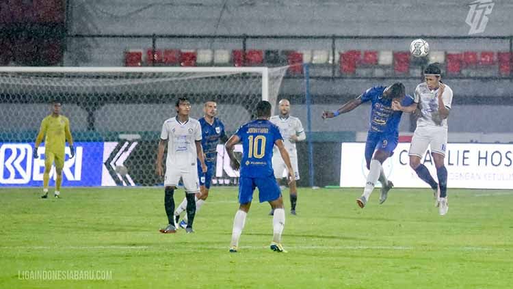 Arema FC bermain imbang saat berhadapan dengan PSIS pada pekan ke-20 Liga 1, Senin (17/01/22). Copyright: © ligaindonesiabaru
