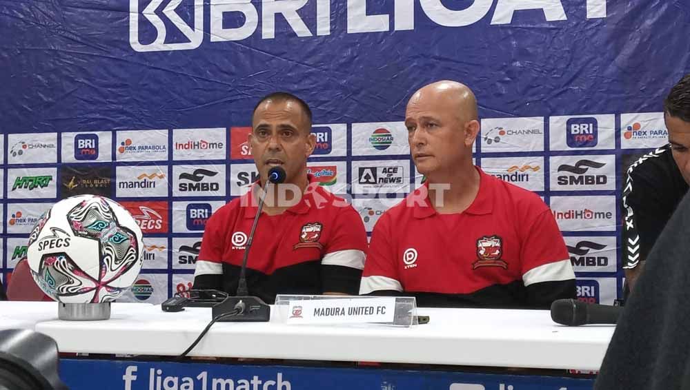 Situasi Bhayangkara FC dan Bali United yang relatif aman di tengah badai Covid-19 di Liga 1 membuat pelatih Madura United, Fabio Araujo Lefunde, kebingungan. Foto: Ian Setiawan/Indosport.com Copyright: © Ian Setiawan/Indosport.com