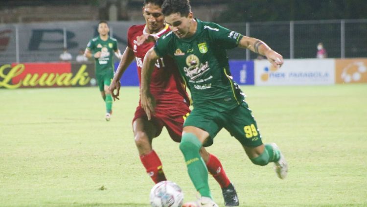 Indosport - Pergerakan pemain Persebaya Surabaya, Bruno Moreira dikawal gelandang Bhayangkara FC, TM Ichsan, dalam perandingan Liga 1.