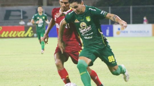 Pergerakan pemain Persebaya Surabaya, Bruno Moreira dikawal gelandang Bhayangkara FC, TM Ichsan Copyright: © INDOSPORT/Nofik Lukman Hakim