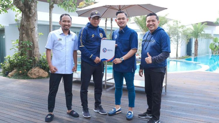 Gilang Widya Pramana secara resmi mendatangkan sosok Joko Susilo sebagai Direktur Teknik Akademi Arema. Copyright: © Official Arema FC