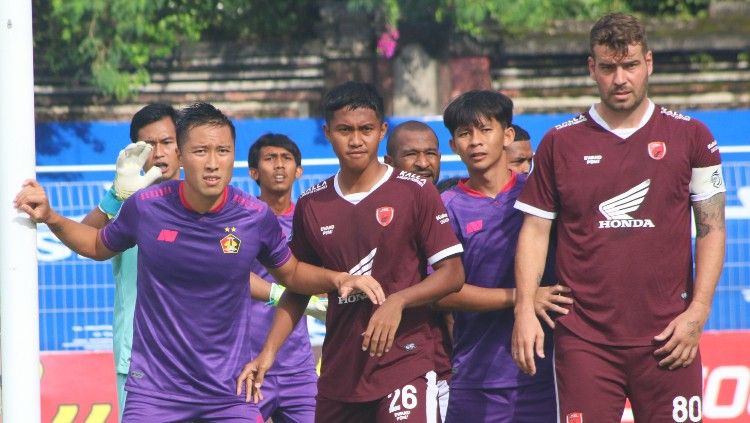 Gelandang PSM Makassar, Wiljan Pluim saat dikawal bek Persik Kediri, Risna Prahalabenta. Copyright: © Nofik Lukman Hakim/INDOSPORT