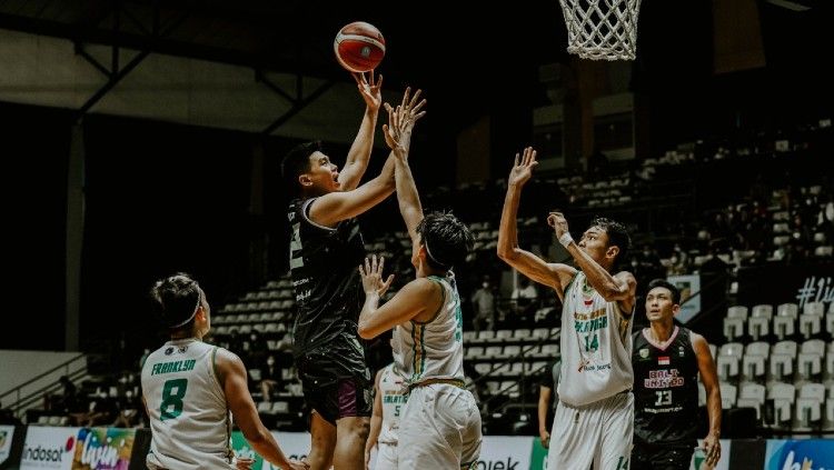 Pertandingan Bali United saat melawan Satya Wacana Salatiga dalam Indonesia Basketball League (IBL) 2022 seri pertama di Hall Basket Gelora Bung Karno, Senayan, Jakarta, Kamis (20/1/22). (Foto: Bali United) Copyright: © Bali United