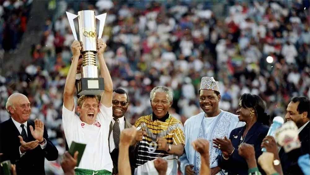 Mengenang kisah heroik di ajang Piala Afrika 1996 yang membantu Nelson Mandela menyatukan Afrika Selatan.Foto: cafonline Copyright: © cafonline