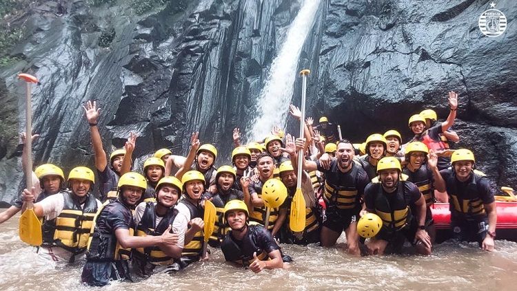 Segenap pemain dan ofisial Persija Jakarta berkegiatan arung jeram di Bali. Copyright: © Media Persija Jakarta