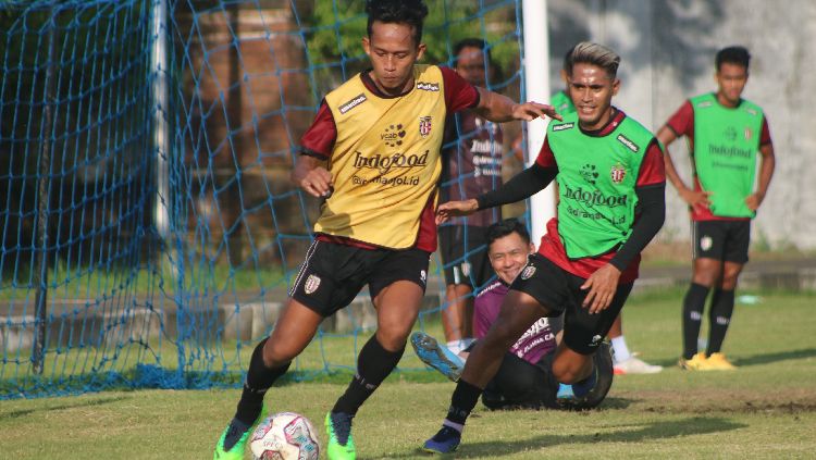 Para pemain Bali United dalam sesi latihan di Lapangan Karya Manunggal, Sidakarya, Denpasar, Selasa (25/1/22) Copyright: © INDOSPORT/Nofik Lukman Hakim