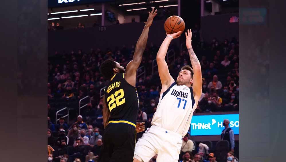 Pertandingan basket NBA antara Dallas Mavericks vs Golden State Warriors, Rabu (26/01/22). Foto: Reuters/Kelley L Cox-USA TODAY Sports Copyright: © Reuters/Kelley L Cox-USA TODAY Sports