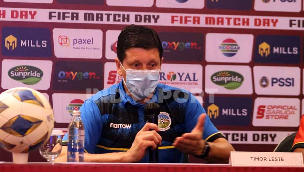 Pelatih Timor Leste, Fabio Joaquim Maciel da Silva, memberi apresiasi terhadap wasit yang memimpin laga ujicoba menghadapi Timnas Indonesia. Foto: Nofik Lukman Hakim/Indosport.com Copyright: © Nofik Lukman Hakim/Indosport.com