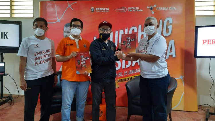 Indosport - Persija Jakarta meluncurkan buku Persija DNA. Rabu (26/01/22).