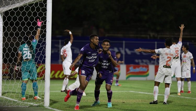 Miftahul Hamdi bersama Taylon Correa dalam pertandingan Liga 1 antara Persita Tangerang vs Persija Jakarta. Copyright: © Media Persita Tangerang