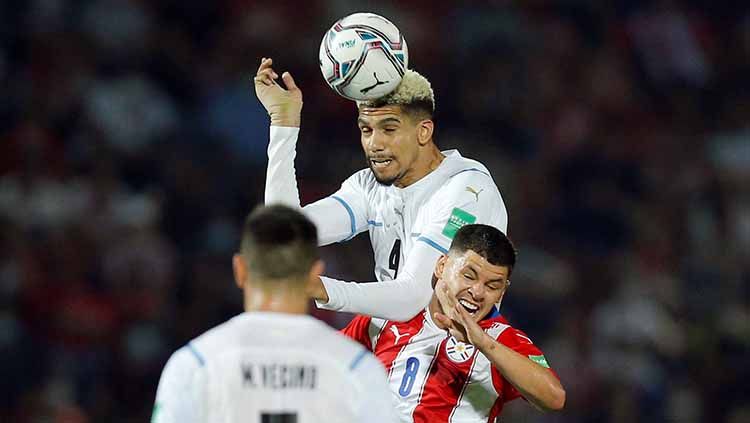 Duel udara pemain Paraguay kontra Uruguay. Copyright: © REUTERS/Cesar Olmedo