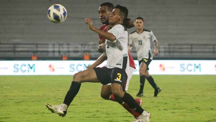 Winger Timnas Indonesia, Terens Puhiri saat berebut bola dengan pemain Timor Leste di laga ujicoba, Kamis (27/01/22). Foto : Nofik Lukman Hakim/INDOSPORT Copyright: © Nofik Lukman Hakim/INDOSPORT