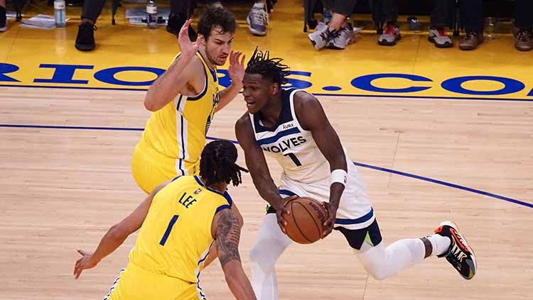Pemain Golden State Warriors Nemanja Bjelica dan Damion Lee berusaha menggagalkan aksi Anthony Edwards. (Foto : Kelley L Cox-USA TODAY Sports/Reuters) Copyright: © Kelley L Cox-USA TODAY Sports/Reuters