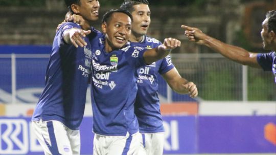 Selebrasi bek Persib Bandung, Kakang Rudianto bersama Beckham Putra merayakan gol ke gawang Tira Persikabo pada lanjutan BRI Liga 1 2021/2022 di Stadion Ngurah Rai, Copyright: © INDOSPORT/Nofik Lukman Hakim