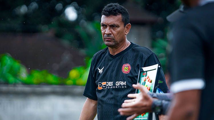 Pelatih kepala Persiraja, Sergio Alexandre, bahas kekuatan calon lawan mereka di Liga 1 Minggu (27/02/22), Barito Putera. Foto: Media Officer Persiraja. Copyright: © Media Officer Persiraja.