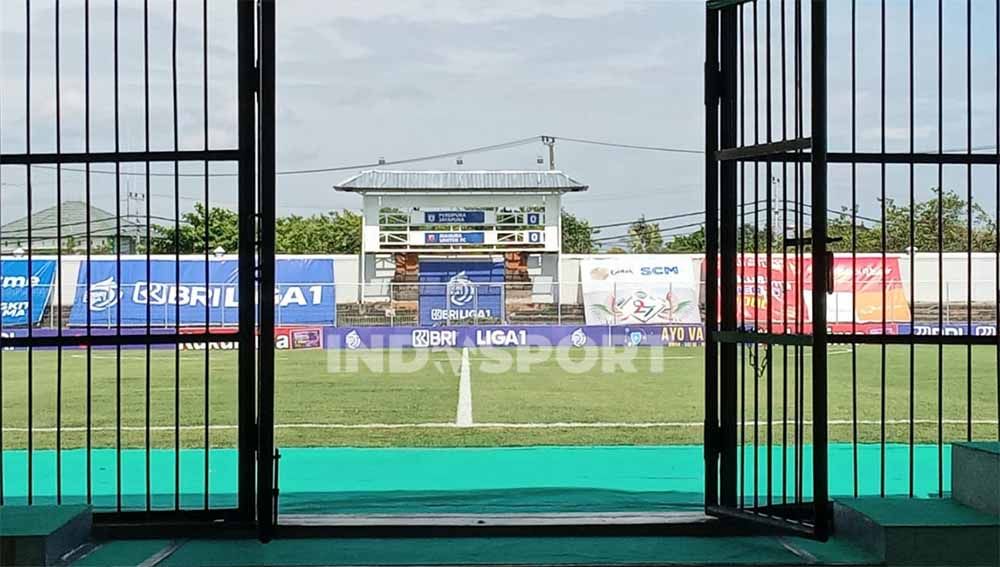 Suasana Stadion Kompyang Sujana pasca laga Persipura vs Madura United ditunda. Foto: Ian Setiawan/Soicaumienbac.cc Copyright: © Ian Setiawan/Soicaumienbac.cc
