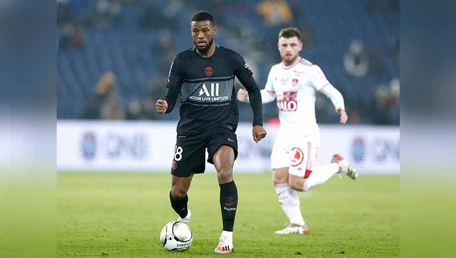 Georginio Wijnaldum dirumorkan sedang dalam pertimbangan Paris Saint-Germain untuk dikeluarkan dari skuat Liga Champions mereka. Foto: REUTERS/Benoit Tessier Copyright: © REUTERS/Benoit Tessier