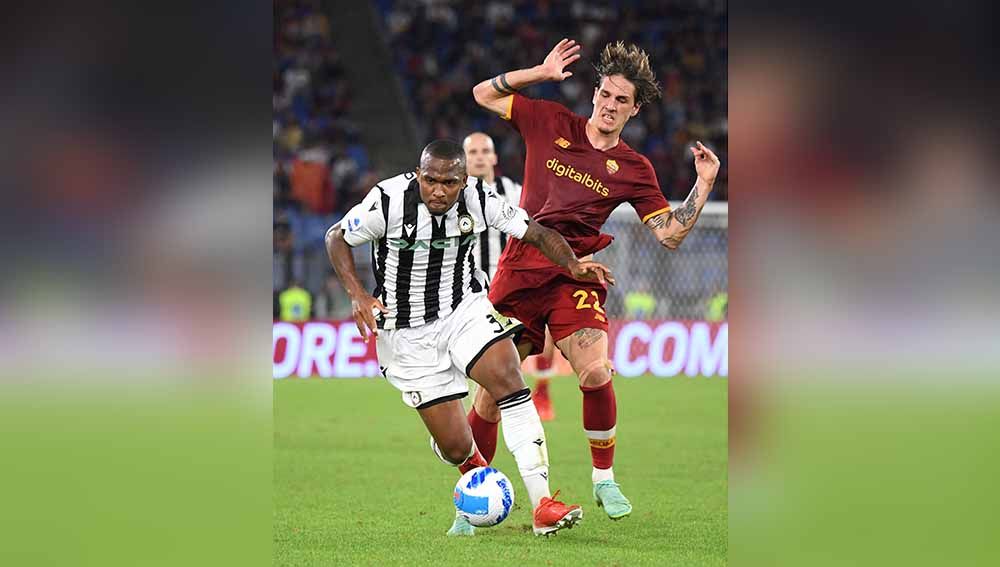 Jose Mourinho enggan menanggapi isu penjualan Nicolo Zaniolo dari AS Roma dan ingin terus mempertahankannya. (Foto: REUTERS/Alberto Lingria/File Photo) Copyright: © REUTERS/Alberto Lingria/File Photo