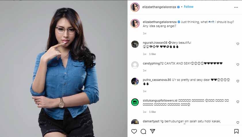 Selebgram sekaligus lady biker, Angela Lorenza, langsung banjir gombalan netizen usai mengunggah potret cosplay jadi sekretaris dengan penampilan seksi. Copyright: © Instagram@elizabethangelalorenza