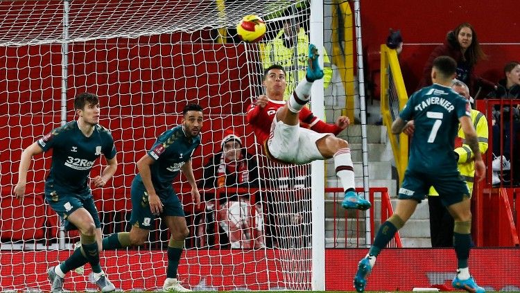 Aksi akrobatik Cristiano Ronaldo di laga Piala FA antara Manchester United vs Middlesbrough (05/02/22). (Foto: REUTERS/Craig Brough) Copyright: © REUTERS/Craig Brough