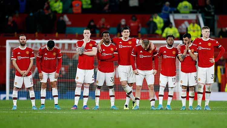 Skuad Manchester United sedang berdiri di tengah lapangan menunggu giliran tendangan penalti melawan Middlesbrough di Piala FA. FOTO: REUTERS/Craig Brough Copyright: © REUTERS/Craig Brough
