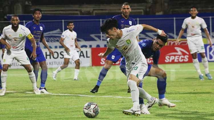 Pertandingan Persebaya Surabaya melawan PSIS Semarang dalam lanjutan BRI Liga 1 2021/2022 di Stadion Ngurah Rai, Denpasar, Rabu (02/02/22). Foto : Nofik Lukman Hakim Copyright: © Nofik Lukman Hakim/INDOSPORT