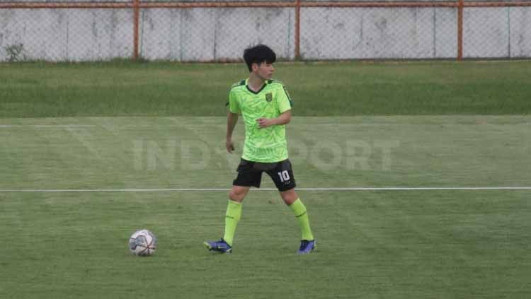 Taisei Marukawa latihan di Stadion Gelora pada 10 November 2021. Foto: Fitra Herdian/INDOSPORT Copyright: © Fitra Herdian/INDOSPORT