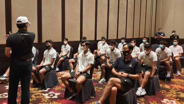 Seluruh penggawa Timnas Indonesia baik pemain, pelatih dan ofisial mendapatkan vaksinasi ketiga sebelum berangkat ke Kamboja. Copyright: © PSSI