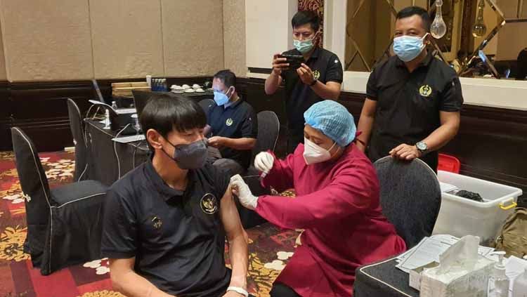 Seluruh penggawa Timnas Indonesia baik pemain, pelatih dan ofisial mendapatkan vaksinasi ketiga sebelum berangkat ke Kamboja. Copyright: © PSSI