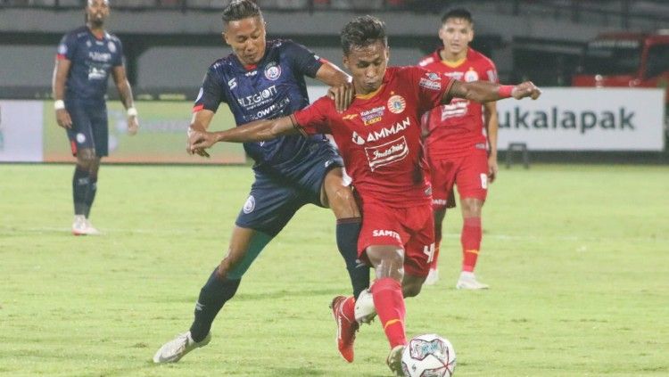 Winger Arema FC, Dendi Santoso berusaha merebut bola yang dikuasai winger Persija Jakarta, Osvaldo Haay pada lanjutan Liga 1 2021/2022, Sabtu (5/2/22). Copyright: © Nofik Lukman Hakim/INDOSPORT