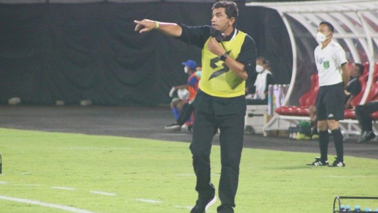 Eduardo Almeida enggan bersepekulasi perihal kelanjutan kontrak kerjanya di Arema FC pada Liga 1 musim 2022 mendatang. (Nofik Lukman Hakim/INDOSPORT) Copyright: © Nofik Lukman Hakim/INDOSPORT
