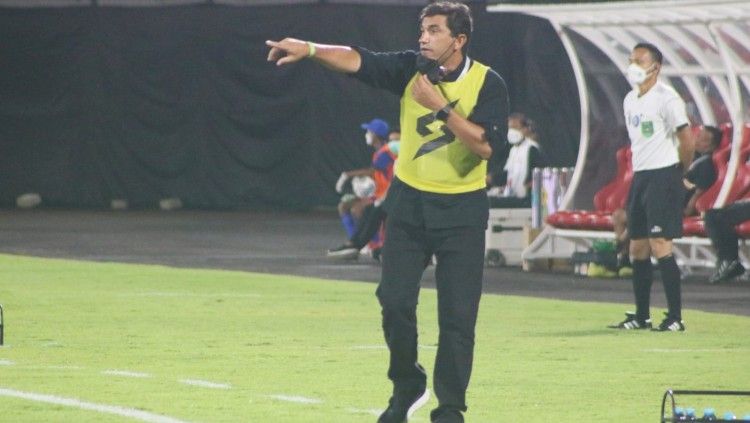 Pelatih Arema FC, Eduardo Felipe Arroja Almeida. Copyright: © Nofik Lukman Hakim/INDOSPORT