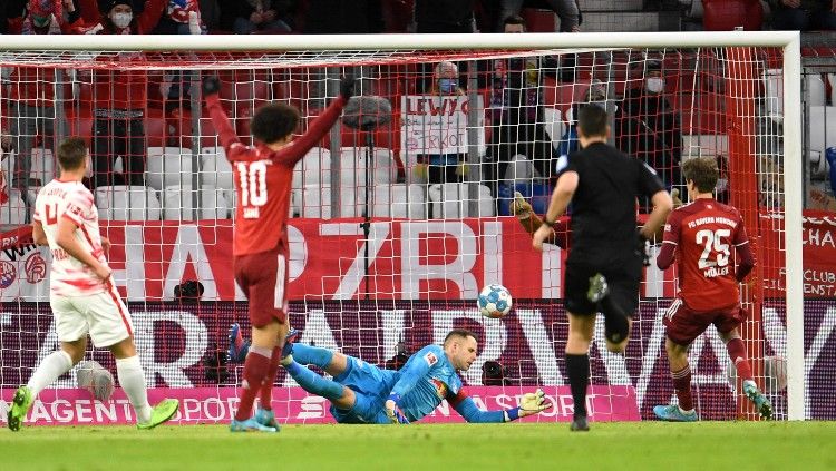 Thomas Muller mencetak gol pembuka di laga Bayern Munchen vs RB Leipzig (06/02/22). (Foto: REUTERS/Andreas Gebert) Copyright: © REUTERS/Andreas Gebert
