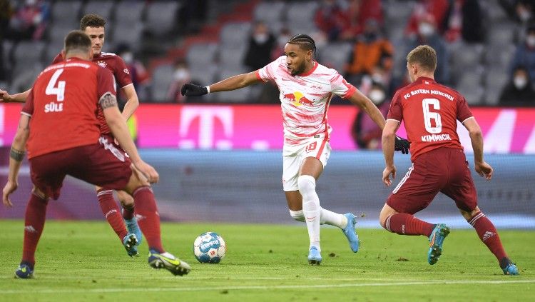 Christopher Nkunku (RB Leipzig) mencoba keluar dari kepungan para pemain Bayern Munchen (06/02/22). (REUTERS/Andreas Gebert) Copyright: © REUTERS/Andreas Gebert