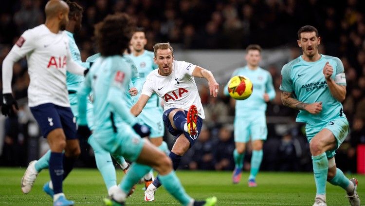 Harry Kane melepaskan tembakan ke gawang Brighton yang berbuah gol untuk Tottenham Hotspur (06/02/22). (Foto: Reuters/John Sibley) Copyright: © Reuters/John Sibley