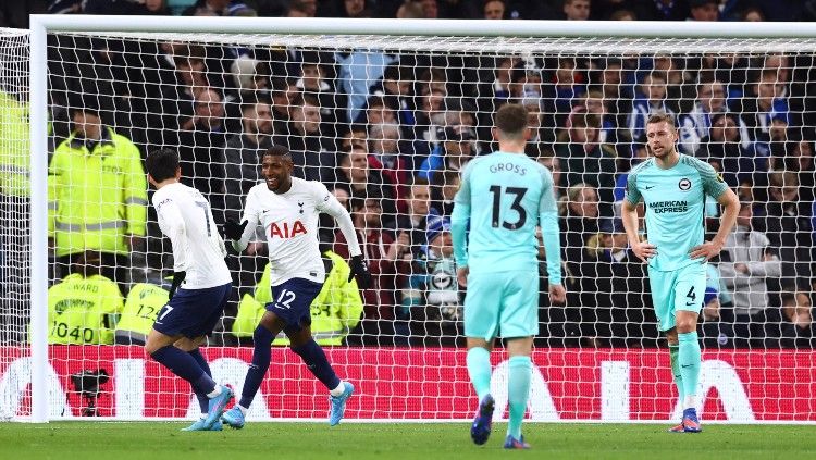 Emerson Royal dan Son Heung-min merayakan gol bunuh diri Solly March di laga Tottenham Hotspur vs Brighton (06/02/22). (Foto: REUTERS/David Klein). Copyright: © REUTERS/David Klein
