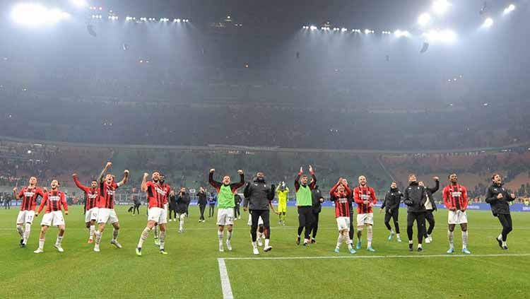 Pemain AC Milan merayakan kemenangan atas Inter Milan dengan skor 2-1 pada laga Serie A di San Siro, Minggu (06/02/22). FOTO: REUTERS/Daniele Mascolo Copyright: © REUTERS/Daniele Mascolo