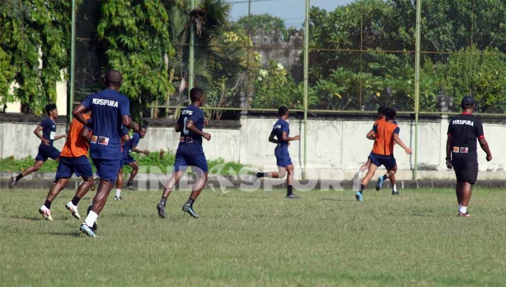 Skuat Persipura saat menjalani latihan di Bali. Foto: Sudjarwo/Indosport.com Copyright: © Sudjarwo/Indosport.com