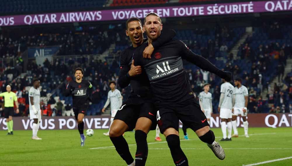 Sergio Ramos tengah sibuk memulihkan cedera kambuhan yang mungkin membutnya harus absen saat PSG menghadapi mantan klubnya, Real Madrid, di Liga Champions. (Foto: REUTERS/Gonzalo Fuentes) Copyright: © REUTERS/Gonzalo Fuentes