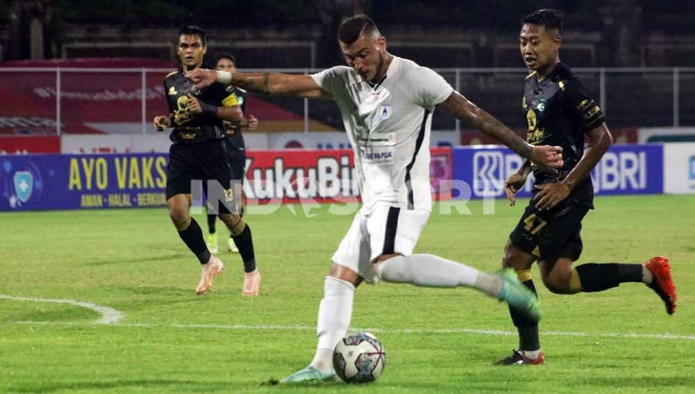 Penyerang Persipura Jayapura, Yevhen Bokhashvili melepaskan sepakan ke gawang Persebaya Surabaya dalam lanjutan Liga 1 2021/2022, Minggu (6/2/22). Foto : Nofik Lukman Hakim/Indosport.com Copyright: © Nofik Lukman Hakim/Indosport.com