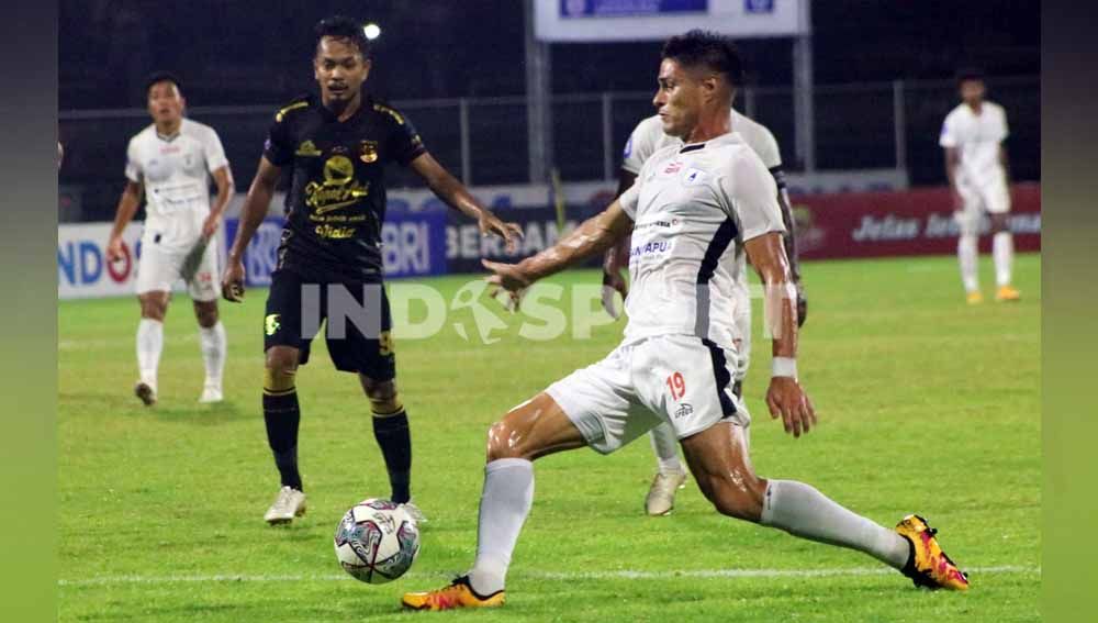 Gelandang Persipura Jayapura, Ramiro Fergonzi. Foto : Nofik Lukman Hakim/Indosport.com Copyright: © Nofik Lukman Hakim/Indosport.com