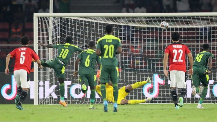 Sadio Mane gagal mengeksekusi penalti saatlaga Senegal vs Mesir (07/02/22) di final Piala Afrika. (Foto:REUTERS/Mohamed Abd El Ghany) Copyright: © REUTERS/Mohamed Abd El Ghany