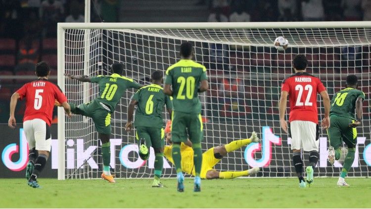 Sadio Mane saat gagal mengeksekusi penatli di laga Senegal vs Mesir (07/02/22). Foto:REUTERS/Mohamed Abd El Ghany. Copyright: © REUTERS/Mohamed Abd El Ghany