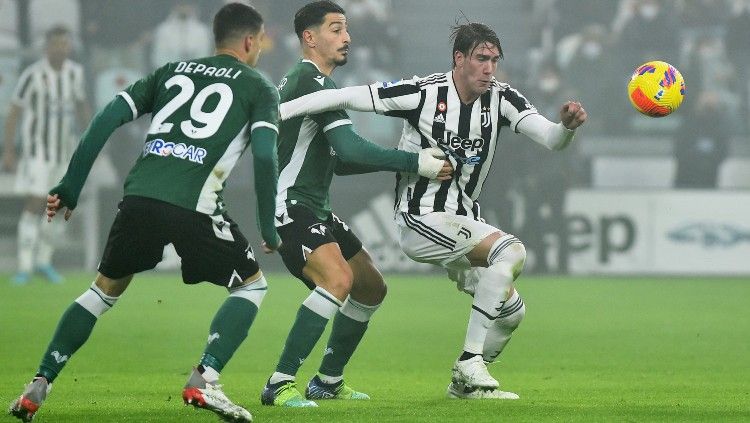 Dusan Vlahovic dikepung oleh lawan dalam laga Juventus vs Hellas Verona (07/02/22). (Foto: REUTERS/Massimo Pinca) Copyright: © REUTERS/Massimo Pinca