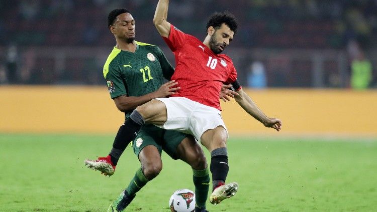 Mohamed Salah dilanggar oleh Abdou Diallo di laga Senegal vs Mesir (07/02/22). (Foto: REUTERS/Mohamed Abd El Ghany) Copyright: © REUTERS/Mohamed Abd El Ghany