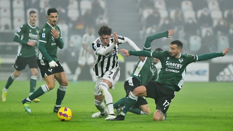 Dusan Vlahovic mencoba keluar dari kepungan lawan di laga Liga Italia antara Juventus vs Hellas Verona (07/02/22). (Foto: REUTERS/Massimo Pinca) Copyright: © REUTERS/Massimo Pinca