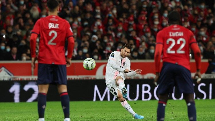 Lionel Messi melepaskan tembakan di laga Lille vs PSG (07/02/22). (Foto: REUTERS/Pascal Rossignol) Copyright: © REUTERS/Pascal Rossignol
