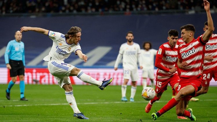Luka Modric melepaskan tembakan di laga Real Madrid vs Granada (07/02/22). (Foto: REUTERS/Juan Medina) Copyright: © REUTERS/Juan Medina