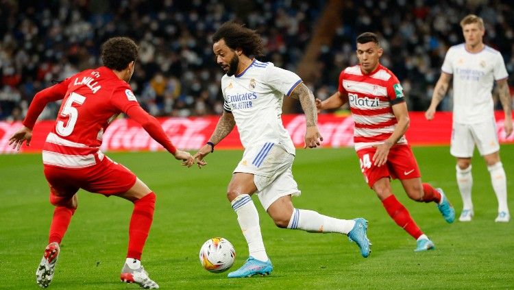 Marcelo mencoba melewati Luis Milla di laga Real Madrid vs Granada (07/02/22). (Foto: REUTERS/Juan Medina) Copyright: © REUTERS/Juan Medina