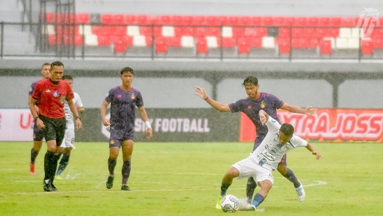 Aksi gelandang Persik Kediri, Marwin Angeles, dalam pertandingan Liga 1 kontra PSIS Semarang, Minggu (6/2/22). Copyright: © PT LIB